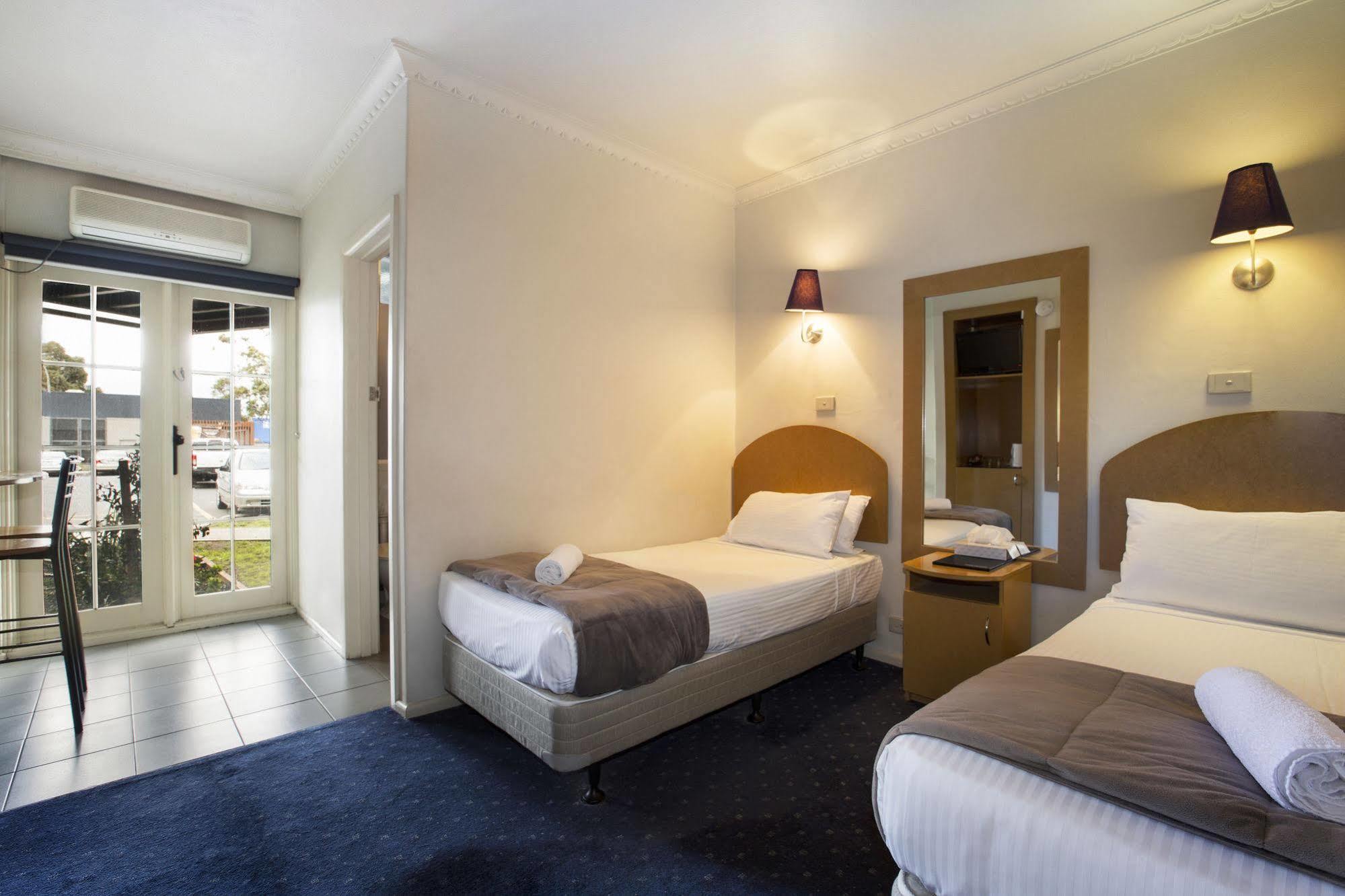 Nightcap At Skyways Hotel Melbourne City Exterior foto