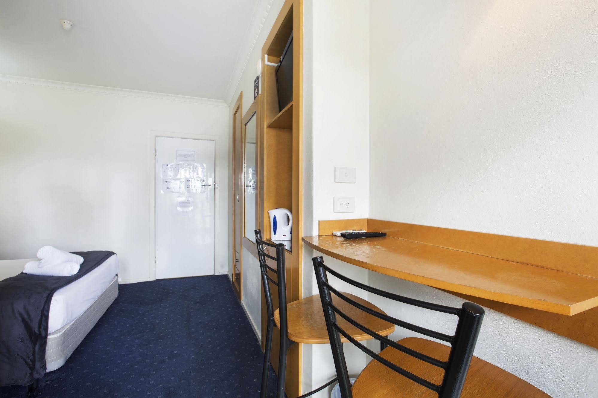 Nightcap At Skyways Hotel Melbourne City Exterior foto